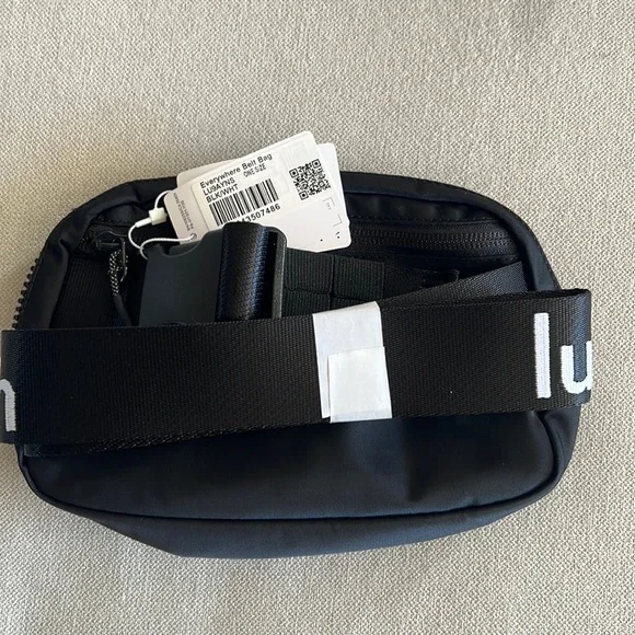 *LAST ONE* Lululemon Everywhere Belt Bag in Wordmark - Picture 4 of 11